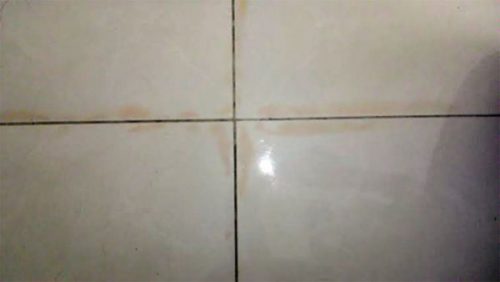 Gạch sau khi ốp lát lỗi bị thấm nước